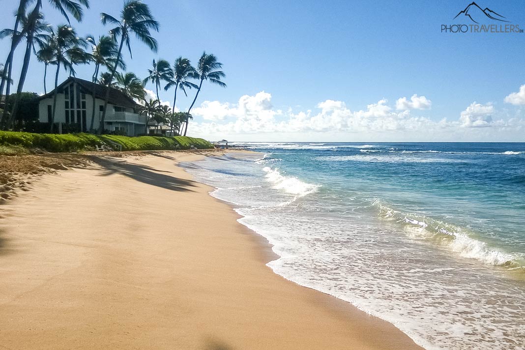 Der weiße Strand vor dem Castle Kiahuna Plantation & the Beach Bungalows auf Kauai