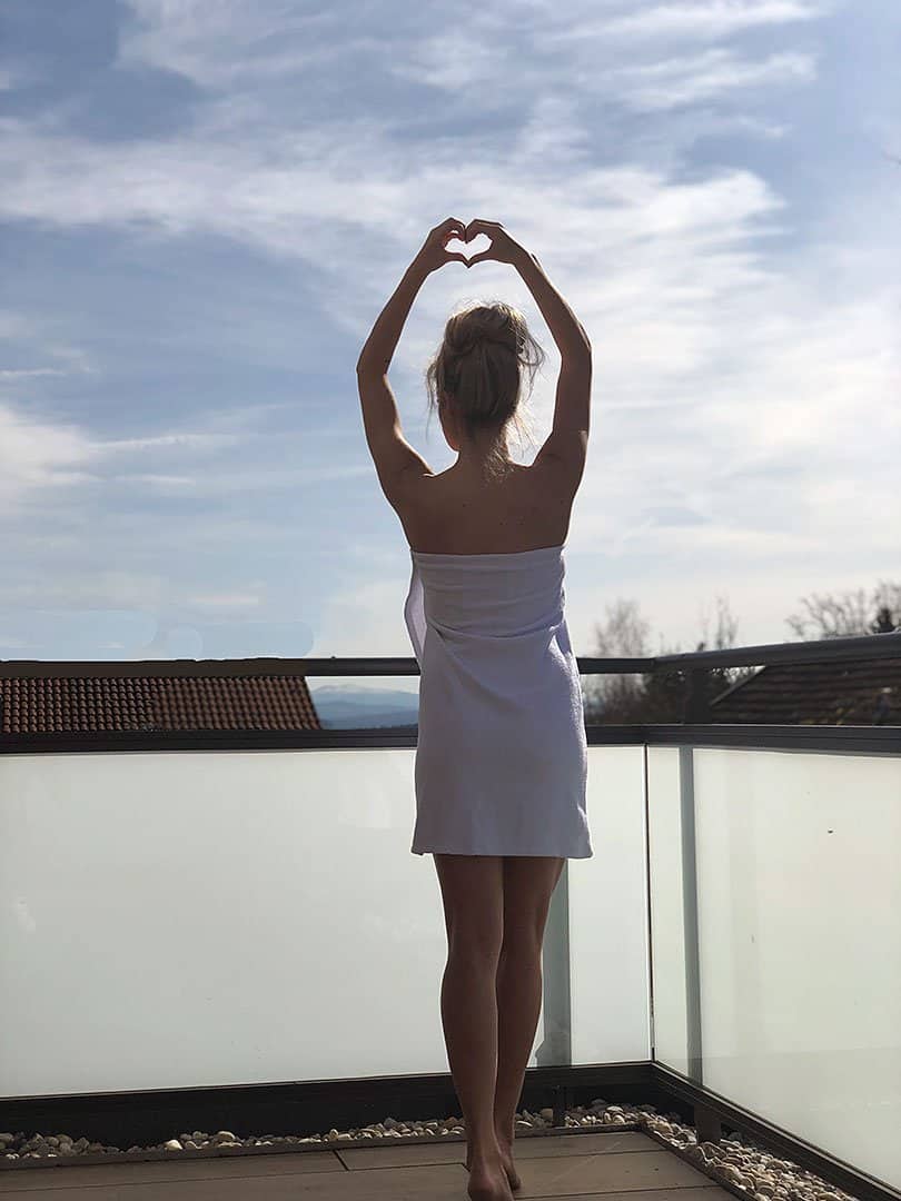 Gast auf der Terrasse des Saunabereichs