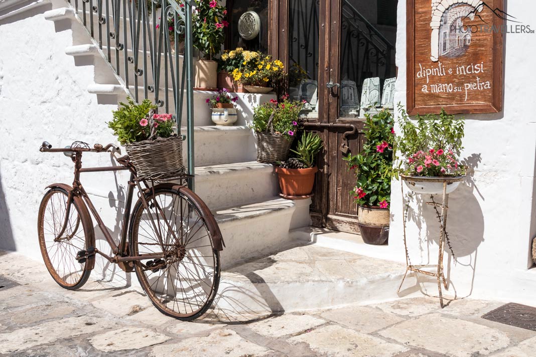 Ein altes Fahrrad an einer Treppe in der Altstadt von Ostuni