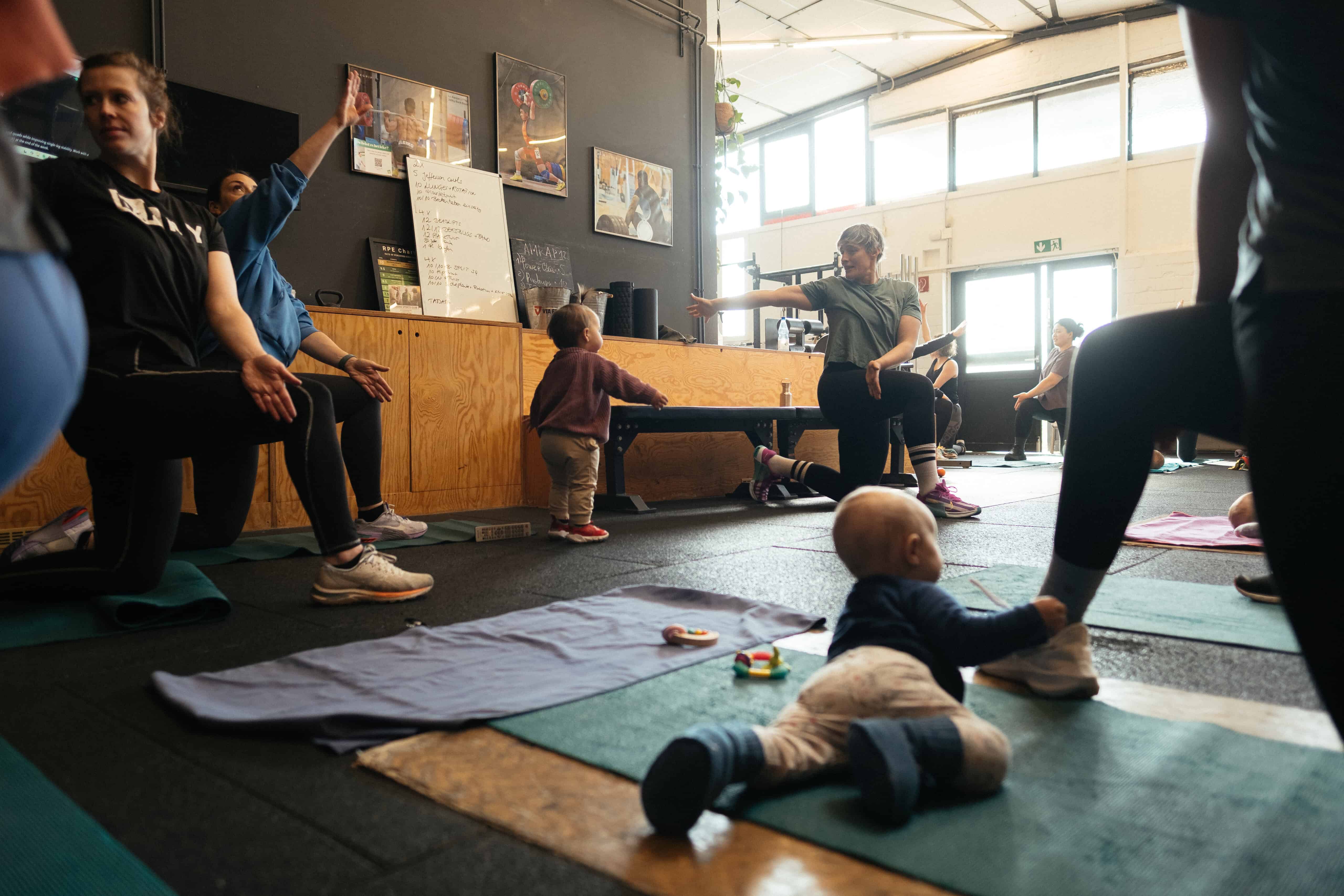 fit-mom-baby-kurs-crossfit-icke-berlin-gruppe Mutter mit Baby beim Fit Mom & Baby Kurs bei CrossFit Icke in Berlin-Schoeneberg
