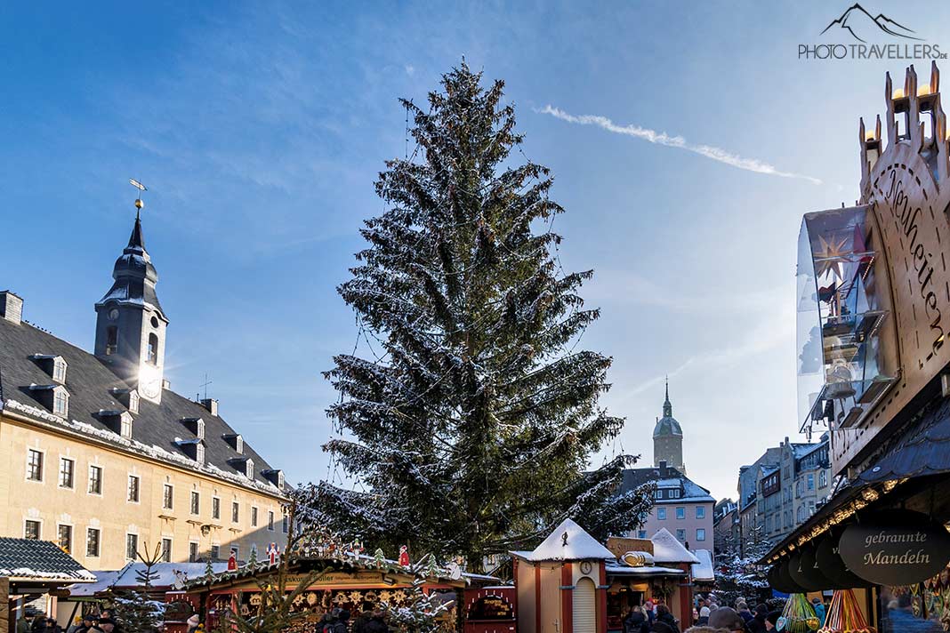 Der große Weihnachtsbaum auf dem Weihnachtsmarkt Annaberg