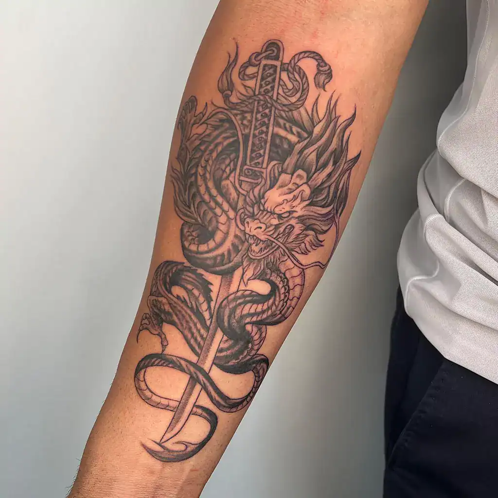 Perica Tätowierer Asia Drachen Schwert Tattoo am Unterarm - München