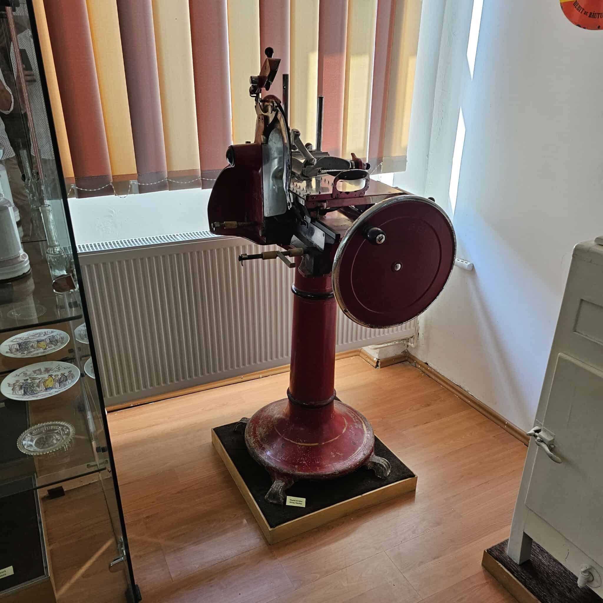 Muzeul Județean Gorj - mașină de feliat