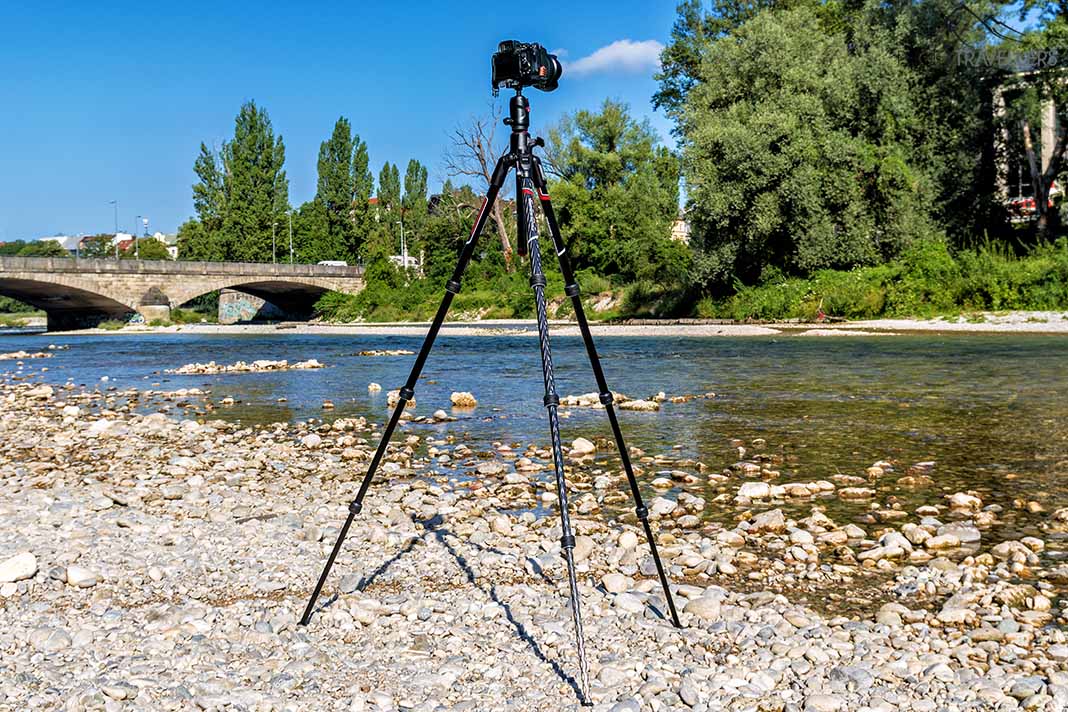 Das Reisestativ Manfrotto Befree GT XPRO am Fluss