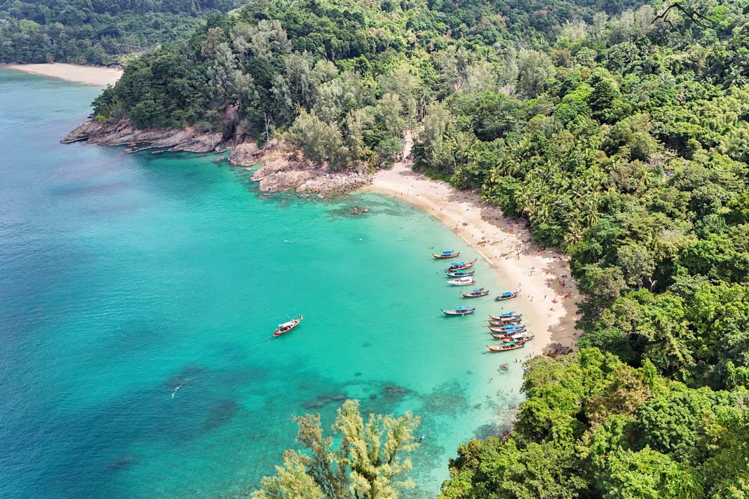 Blick von oben auf den paradiesischen Banana Beach auf Phuket, Thailand