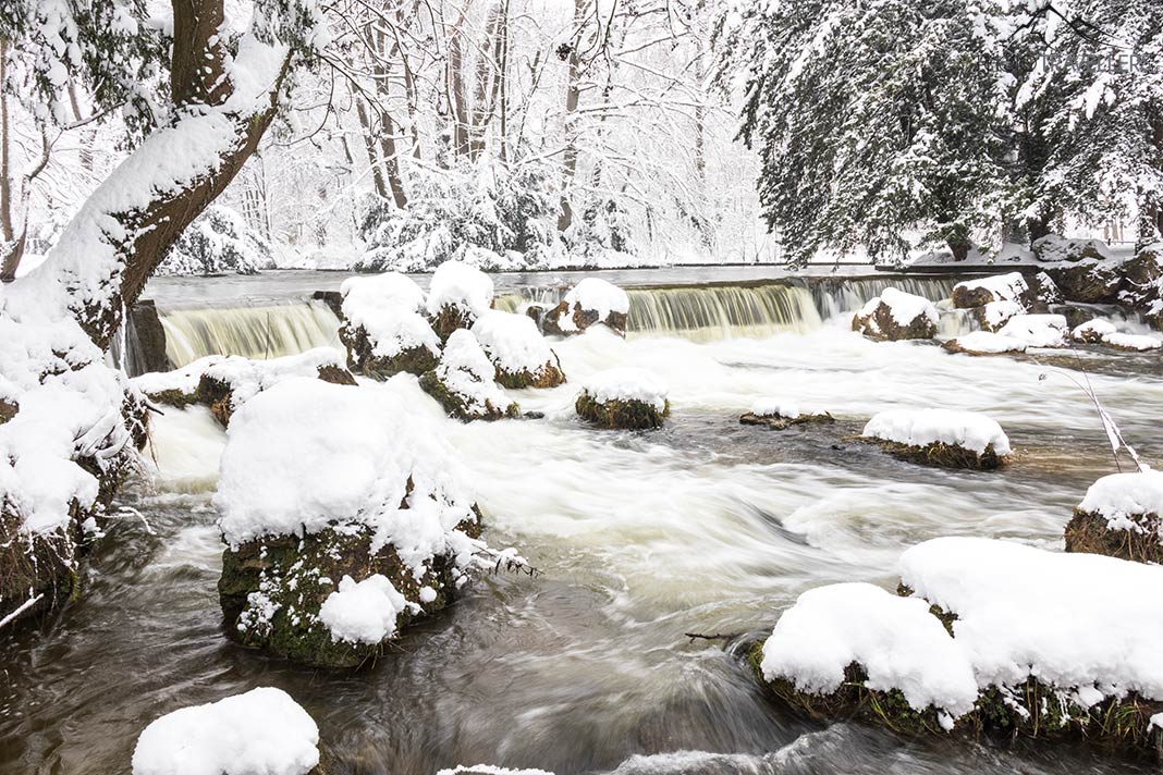 Ein kleiner Wasserfall im Englischen Garten in München im Winter