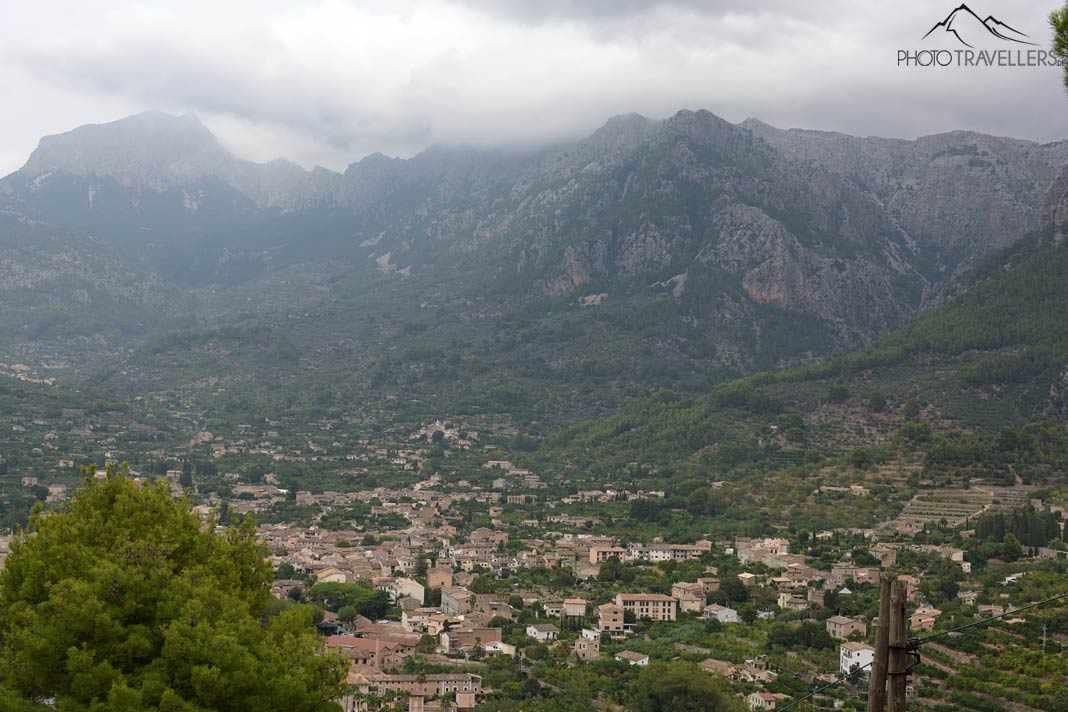 Der Blick vom Aussichtspunkt Mirador des Pujol d‘en Banya auf das Bergdorf Sóller