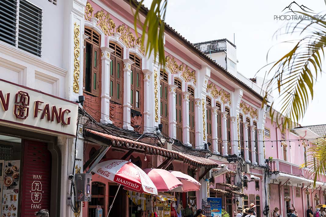 Bunte Hausfassaden in der Altstadt von Phuket