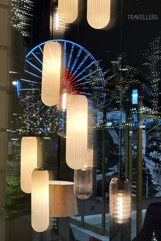 Beleuchtete Lampen in einem Schaufenster in der Karl Johans Gate in Oslo