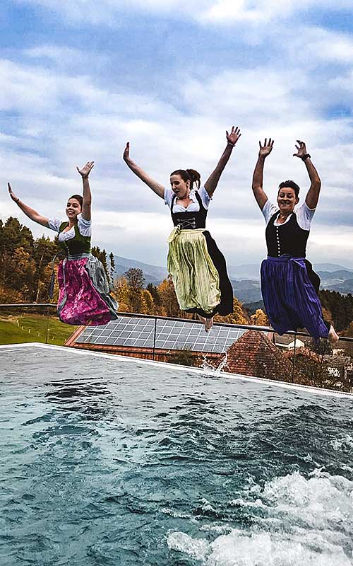 Das Team unseres Wellnesshotels springt in den Pool