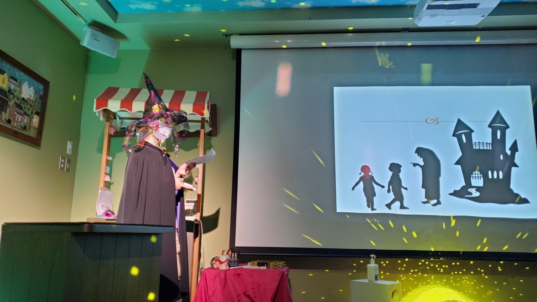 あすなろ小児歯科医院で平日夕方開催している「あすなろ魔法学校」は今年最終日!シアタースタッフの皆さん、そしてピアニストの飯野さんと更に楽しい時間をつくって行きます!来年もご期待下さい! 3 20211025 164529 1 - 出張マジックショー
