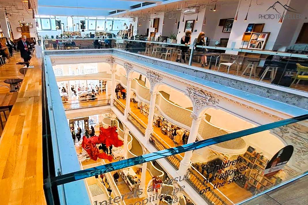 Die Carturesti-Bibliothek besticht mit mehrstöckigem Aufbau und Atrium