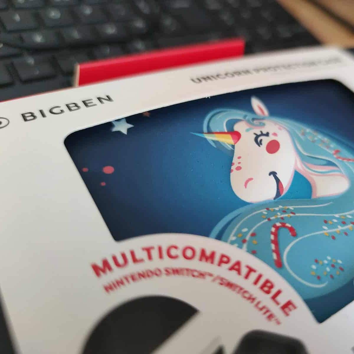 Unicorne coloré sur une boîte de console de jeux vidéo, mettant en avant une licence multicolore pour Nintendo Switch et PlayStation, idéale pour les fans de jeux vidéo pour enfants et adolescents.