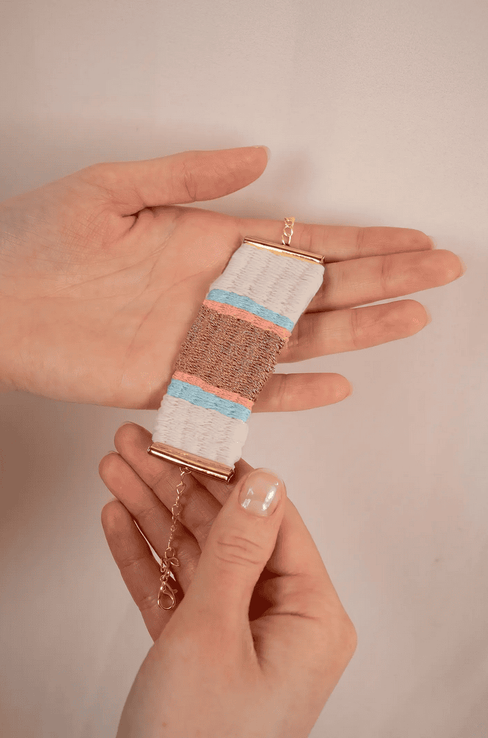ca. 10 cm langes Armband selber weben - mit der DIY-Anleitung von DMC