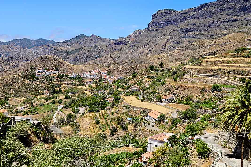 Die weißen Häuser des Bergdorfs Tejeda liegen auf einer Hochebene von Gran Canaria