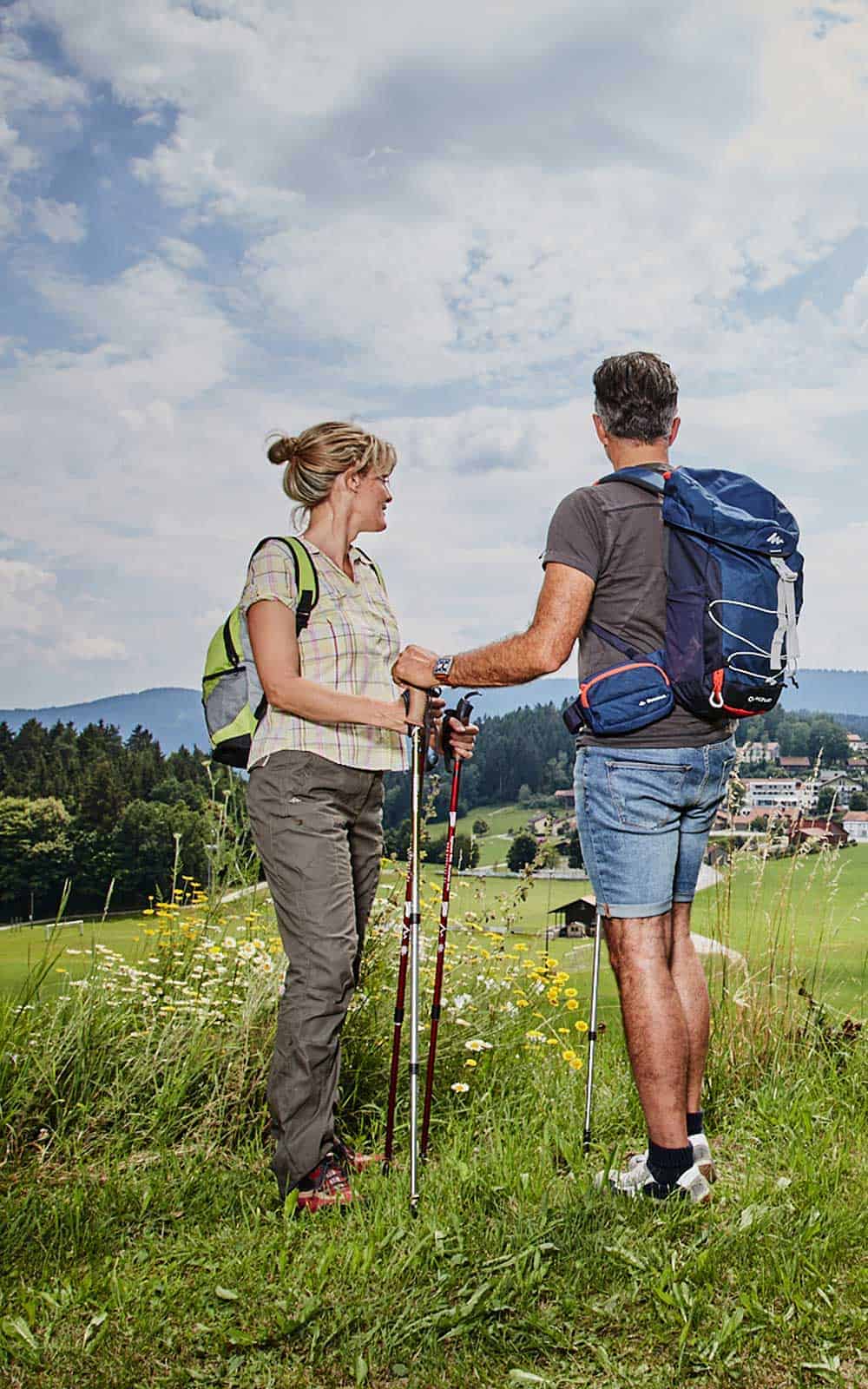 Zwei Wanderer blicken zurück auf unser Wellnesshotel