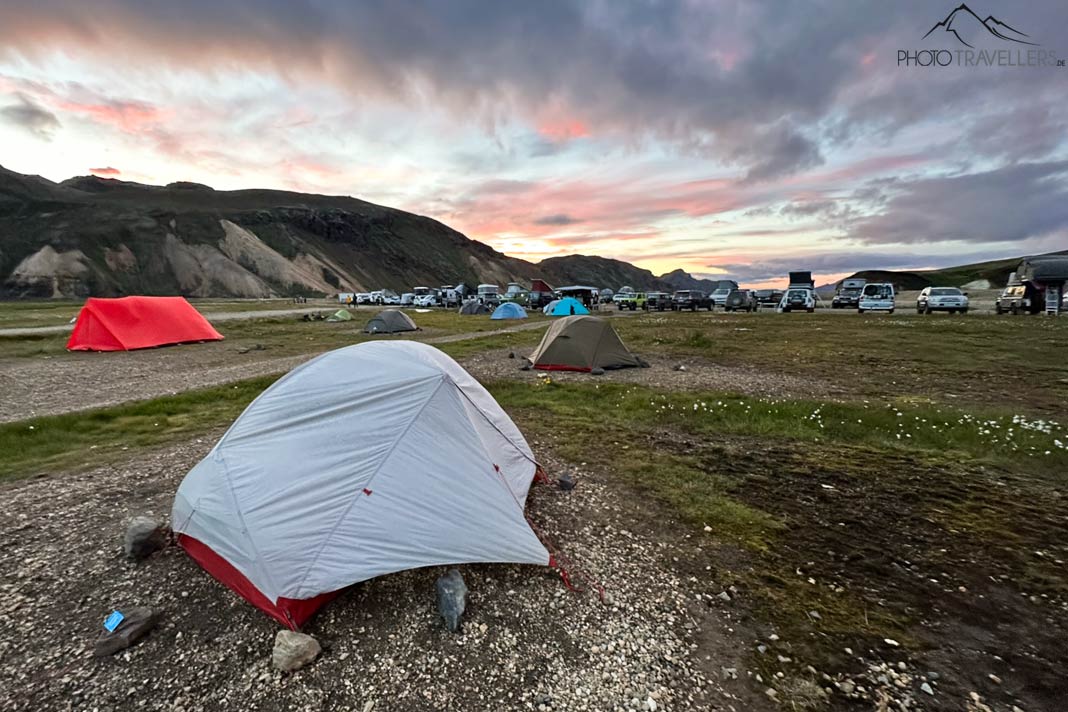 Mehrere Zelte auf dem Campingplatz in Landmannalaugar in Island