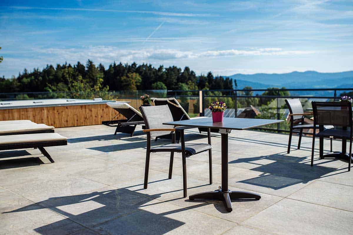 Panoramaterrasse mit traumhaftem Blick auf die Bayerwaldberge im Sommer