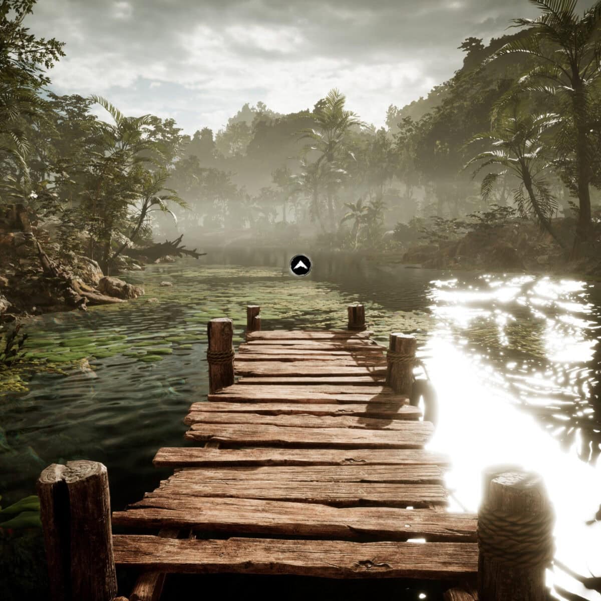 Piste en bois sur une rivière paisible entourée de forêt tropicale ensoleillée, paysage naturel luxuriant, forêt dense, eau claire, atmosphère sereine, idéal pour gaming immersif ou confinement nature.