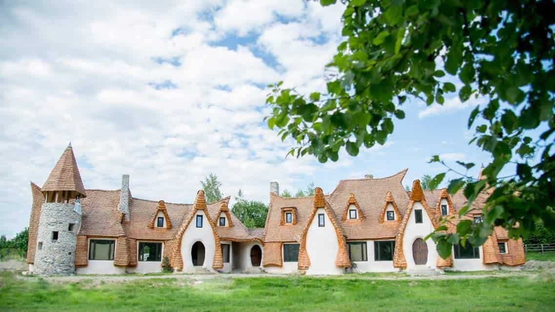 Castelul din lut din Valea Zanelor