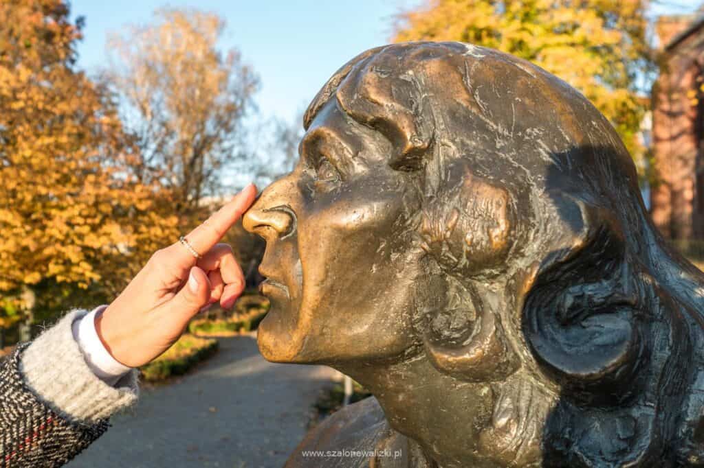 ławeczka kopernika w olsztynie