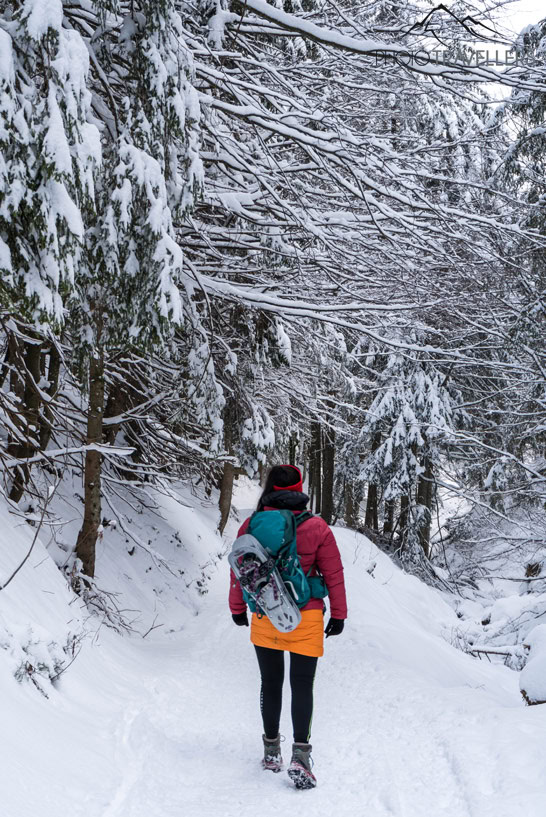 Biggi mit Schneeschuhen auf dem Rücken