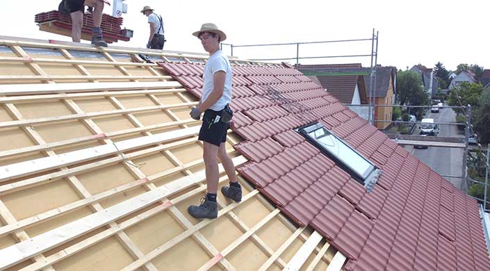 Bild von HeRo-Holzbau Mitarbeiter auf dem Dach
