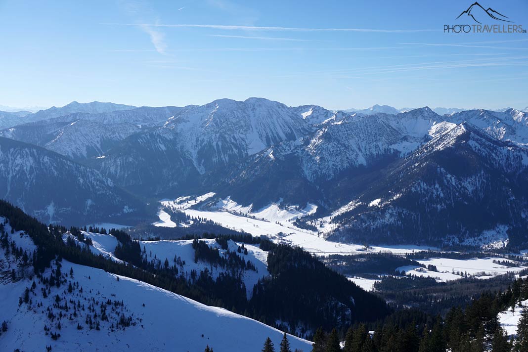 Der Blick vom Breitenstein ins Leitzachtal im Winter