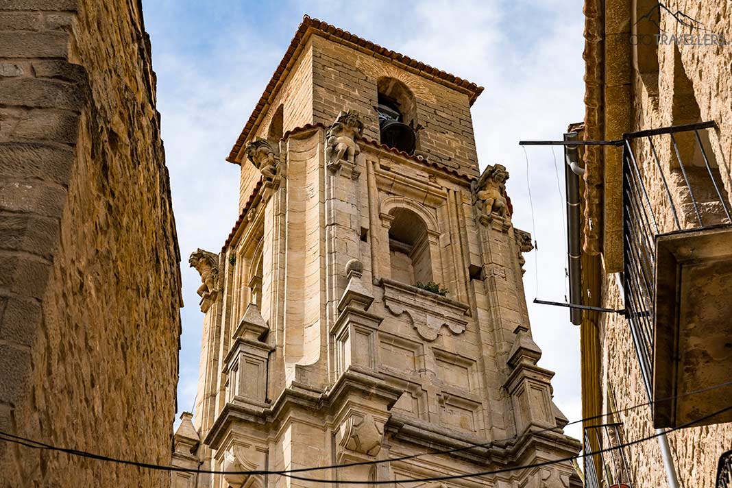 Der Glockenturm der Pfarrkirche La Asunción in Calaceite