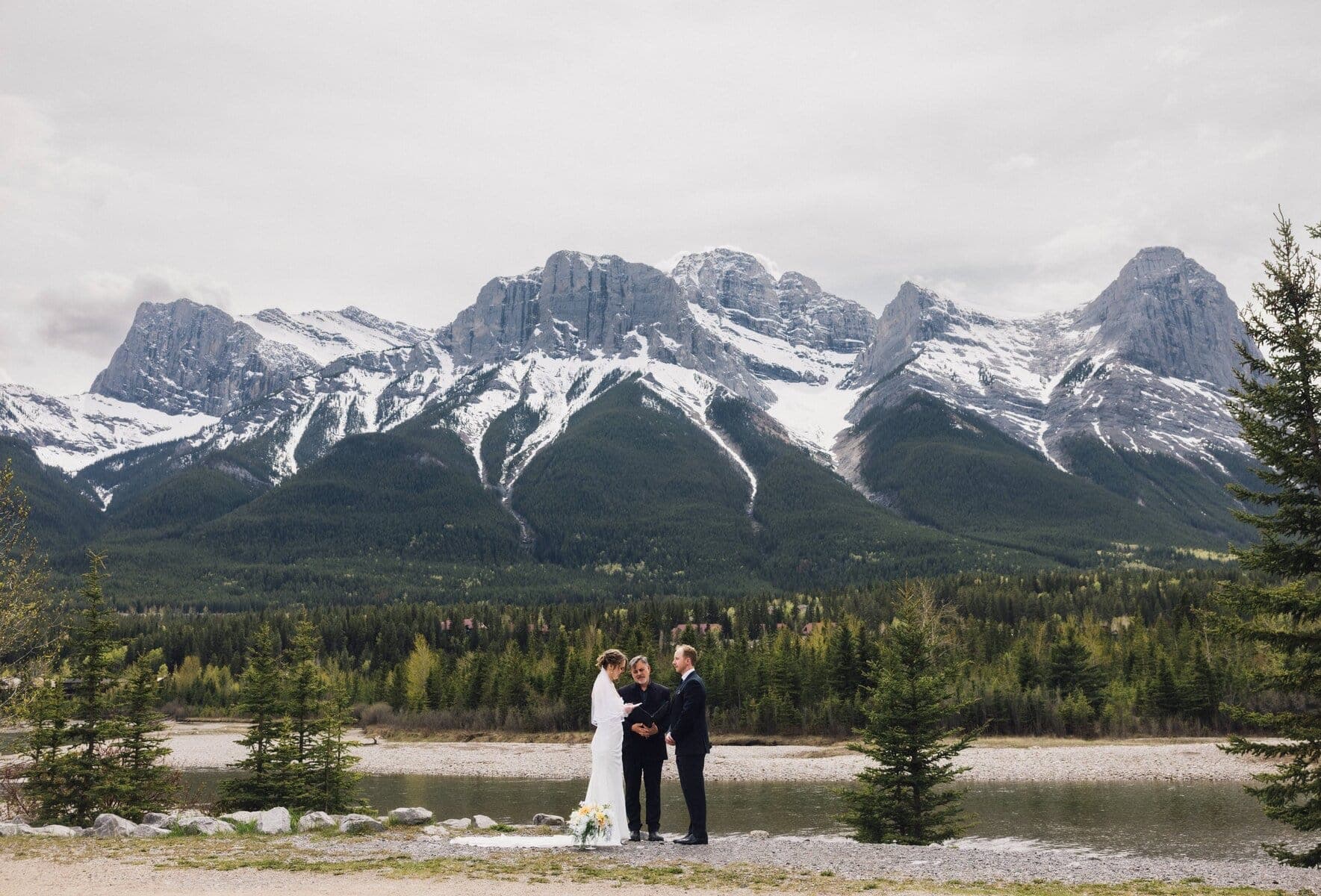 couple eloping in banff national park