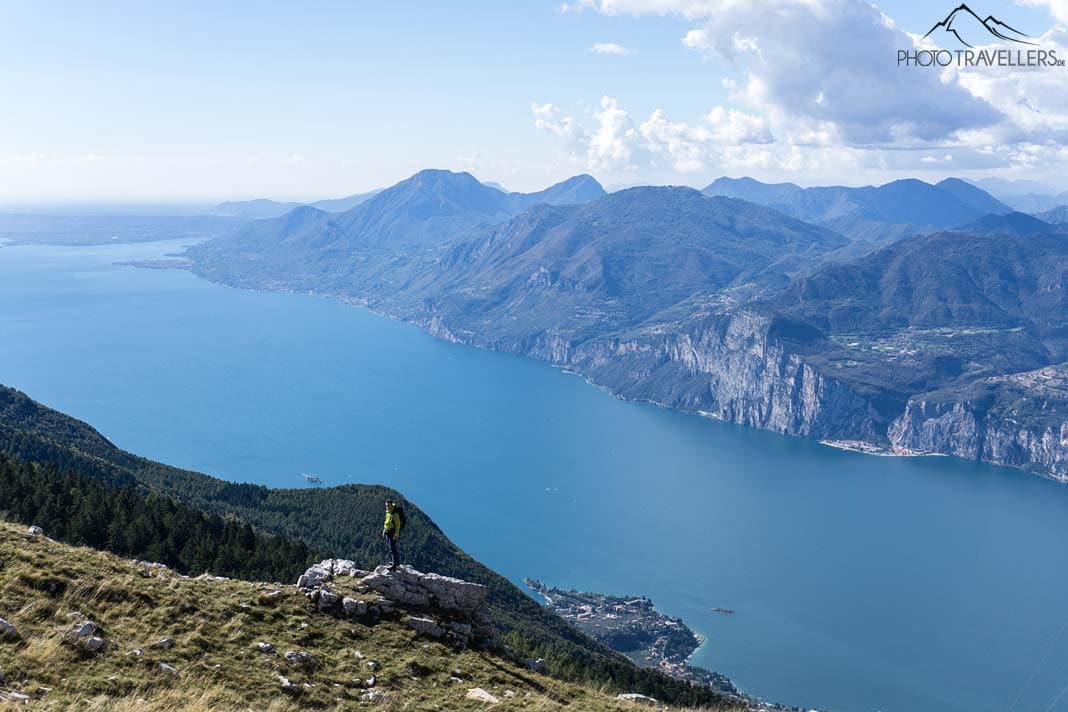 Reisejournalist Florian Westermann auf dem Monte Baldo mit dem Gardasee und den Gardaseebergen im Hintergrund