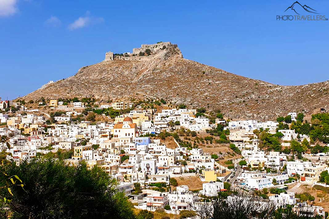 Die Überreste der Burg überragend den Ort Panteli auf Leros