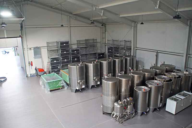 Betriebshalle Weingut Tanklager Großes Weinlager mit Platz für Weintanks, Tanklager