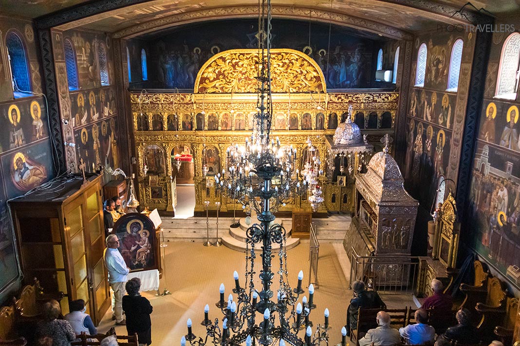 Das Kloster des Heiligen Agios Geronimou während eines Gottesdienstes