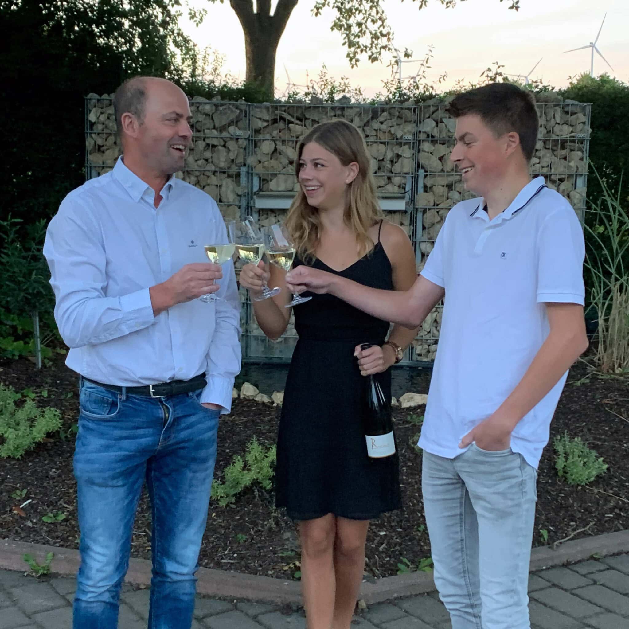 Weingut Russbach: Bernd, Kathrin und Sebastian Russbach stoßen mit einem Glas Wein an