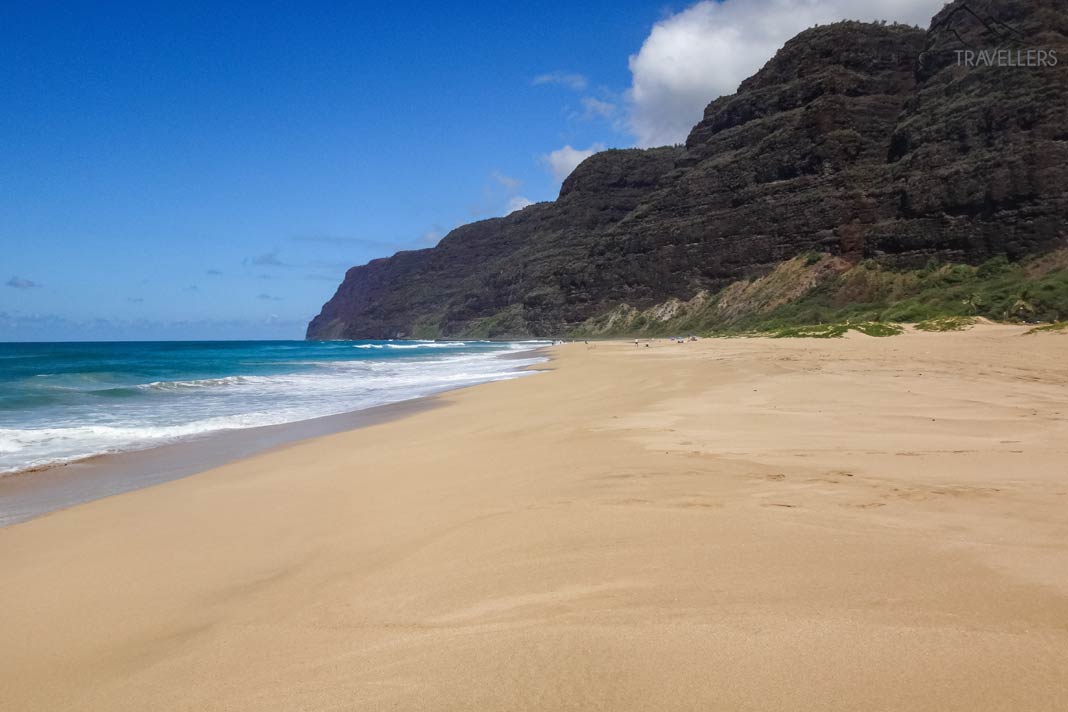 Schroffe Berge am Ende des Sandstrandes im Polihale State Parks