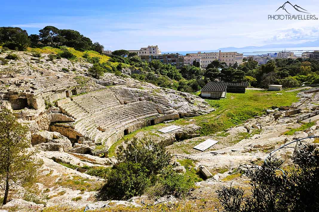 Die steilen Treppen des ehemaligen römischen Amphitheaters schmiegen sich an einen Hügel in Cagliari