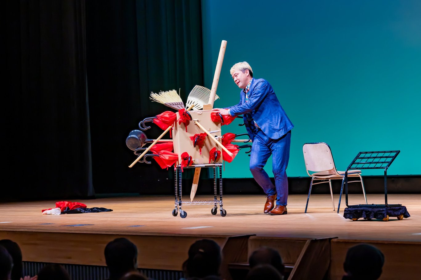 高岡で大笑い!とやま名人劇場2025出演レポート&アレマー玉井さんに感謝! 2 マジシャンコンプレッサーが傘を使ったイリュージョンマジックを演じています