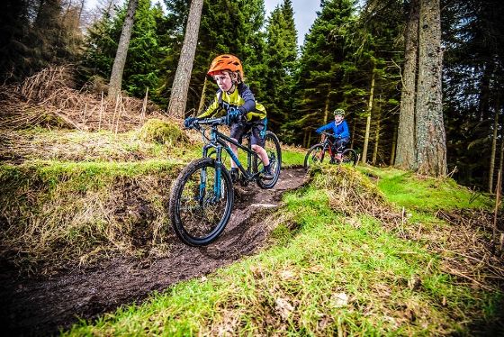 copil pe mountain bike Muntele Basmelor