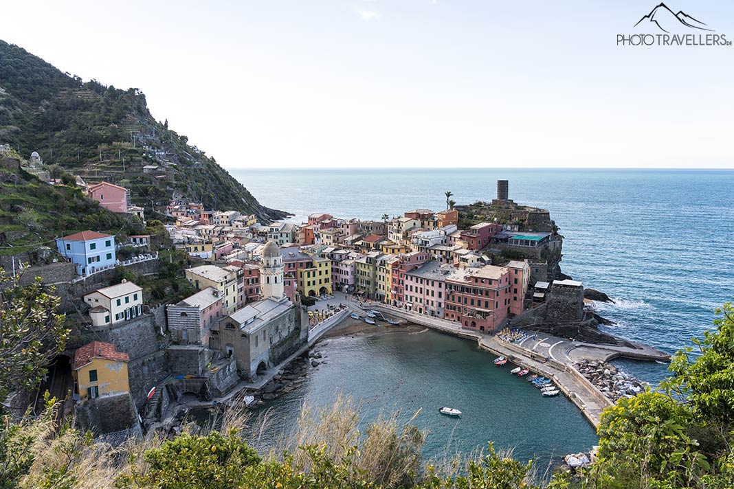 Der Blick vom Wanderweg Sentiero Azzurro auf Vernazza