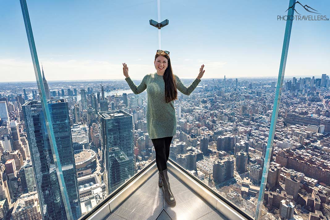 Reisebloggerin Biggi Bauer auf der Aussichtsplattform Edge in New York mit Blick über Manhattan