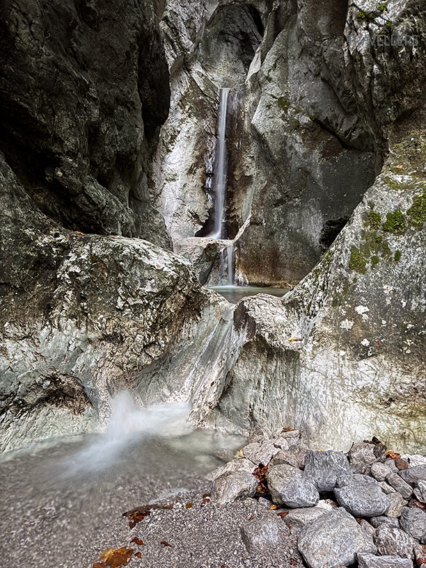 Eine kleine Schlucht in Bayern, aufgenommen als Langzeitbelichtung mit dem iPhone 15 Pro Max über die Nacht-Funktion