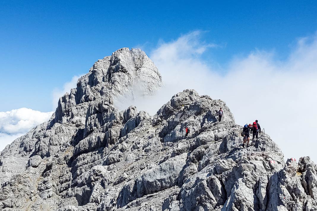 Wanderer auf dem Weg zur Watzmann-Mittelspitze
