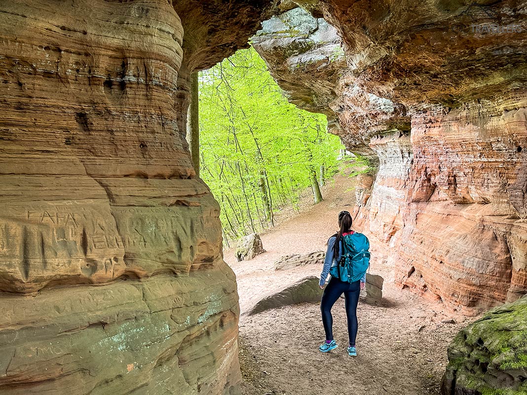 Reisebloggerin Biggi Bauer auf einer Trekking-Tour bei den Altschlossfelsen im Pfälzerwald