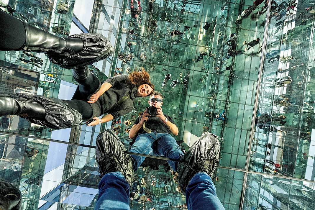 Die Reiseblogger Biggi Bauer und Florian Westermann machen ein Selfie im Summit One Vanderbilt