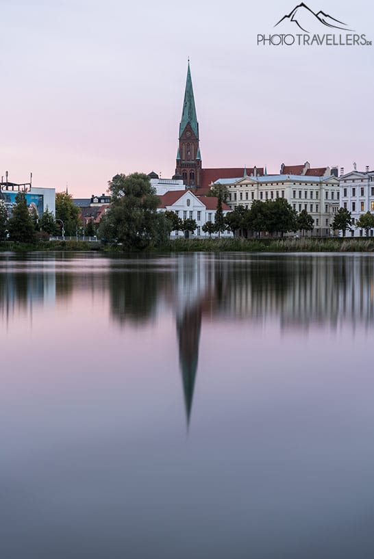Der Schweriner Dom im Abendlicht