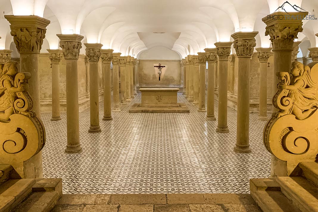 Die Säulenhalle unter der Cattedrale di Santa Maria Assunta