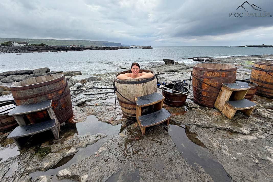 Reisebloggerin Biggi Bauer in einem Holzfass von "Wild Atlantic Seaweed Baths"