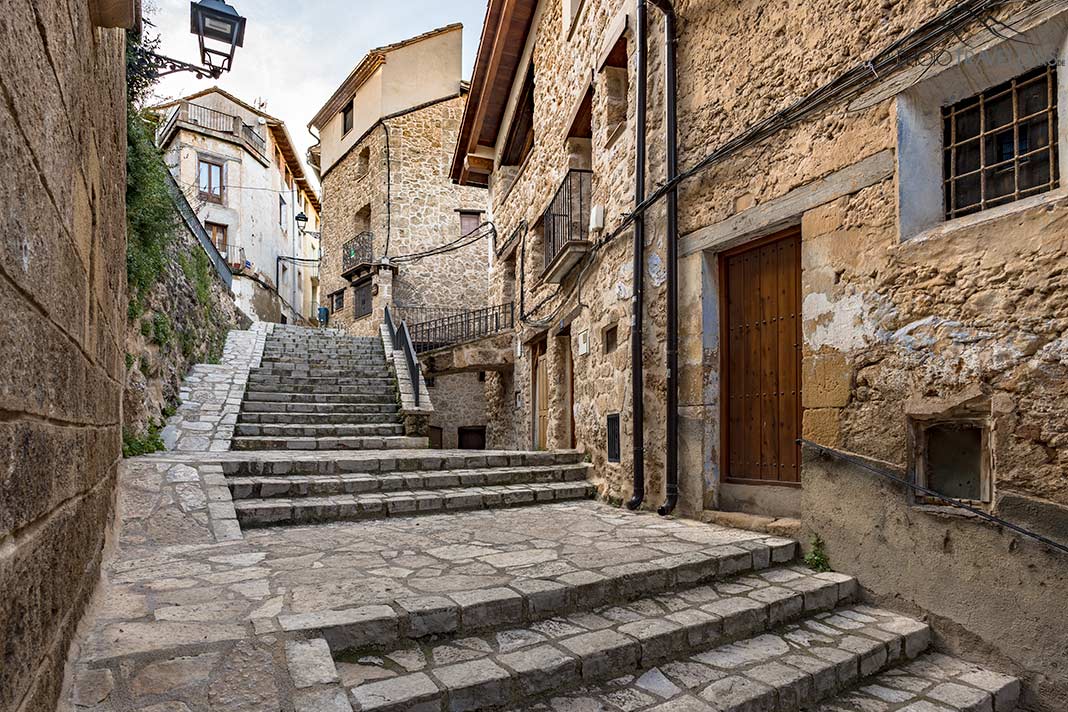 Eine Treppe zwischen Steinhäuserin in Beceite