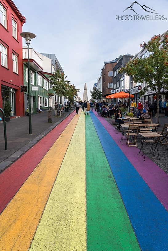 Die bunte Regenbogenstraße in Reykjavík